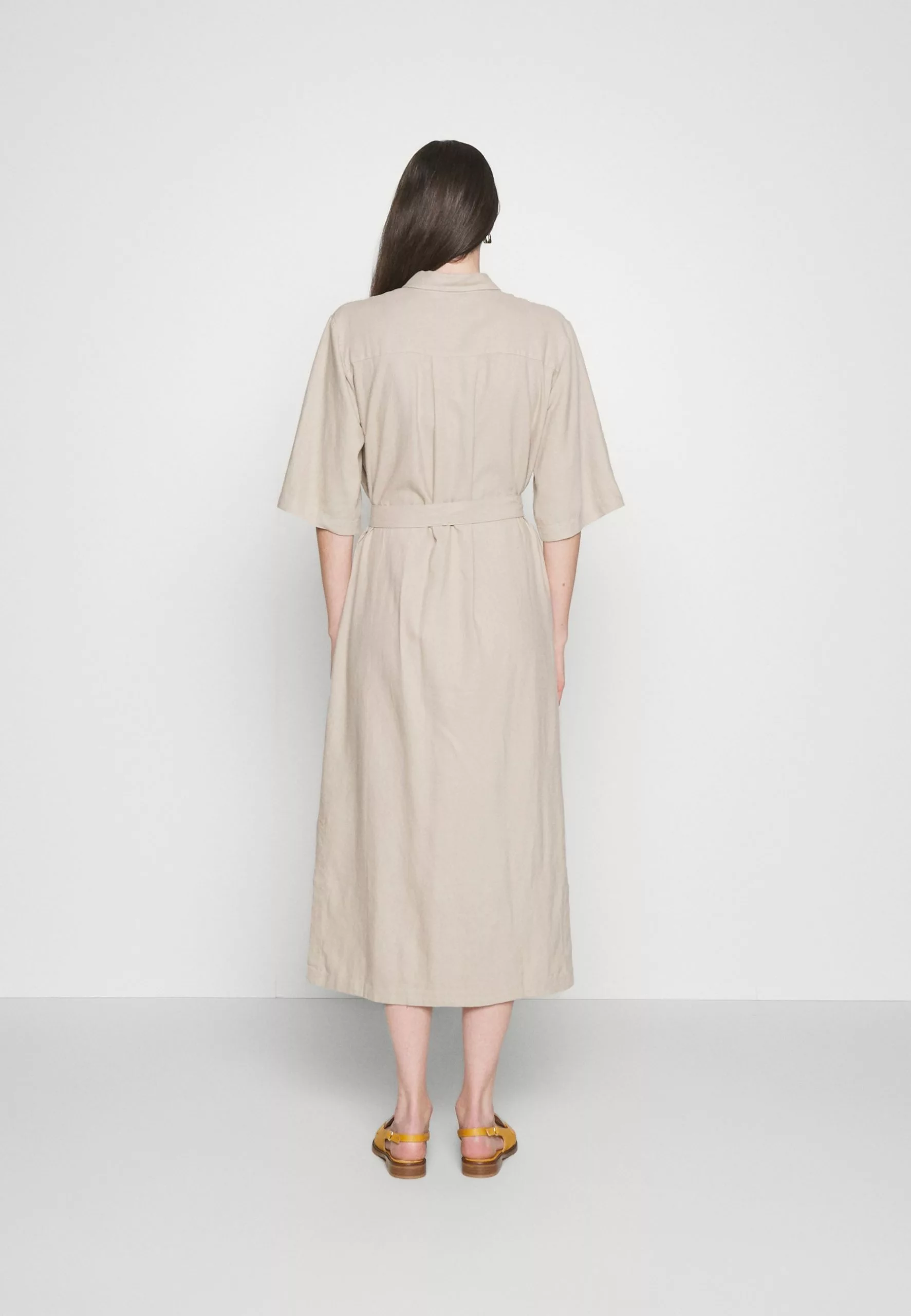 Linaja - Jurk - Plaza Taupe Minimum Linaja - Jurk - Plaza Taupe -Minimum Winkel 0294718256414cc399af7473ab255c97 scaled