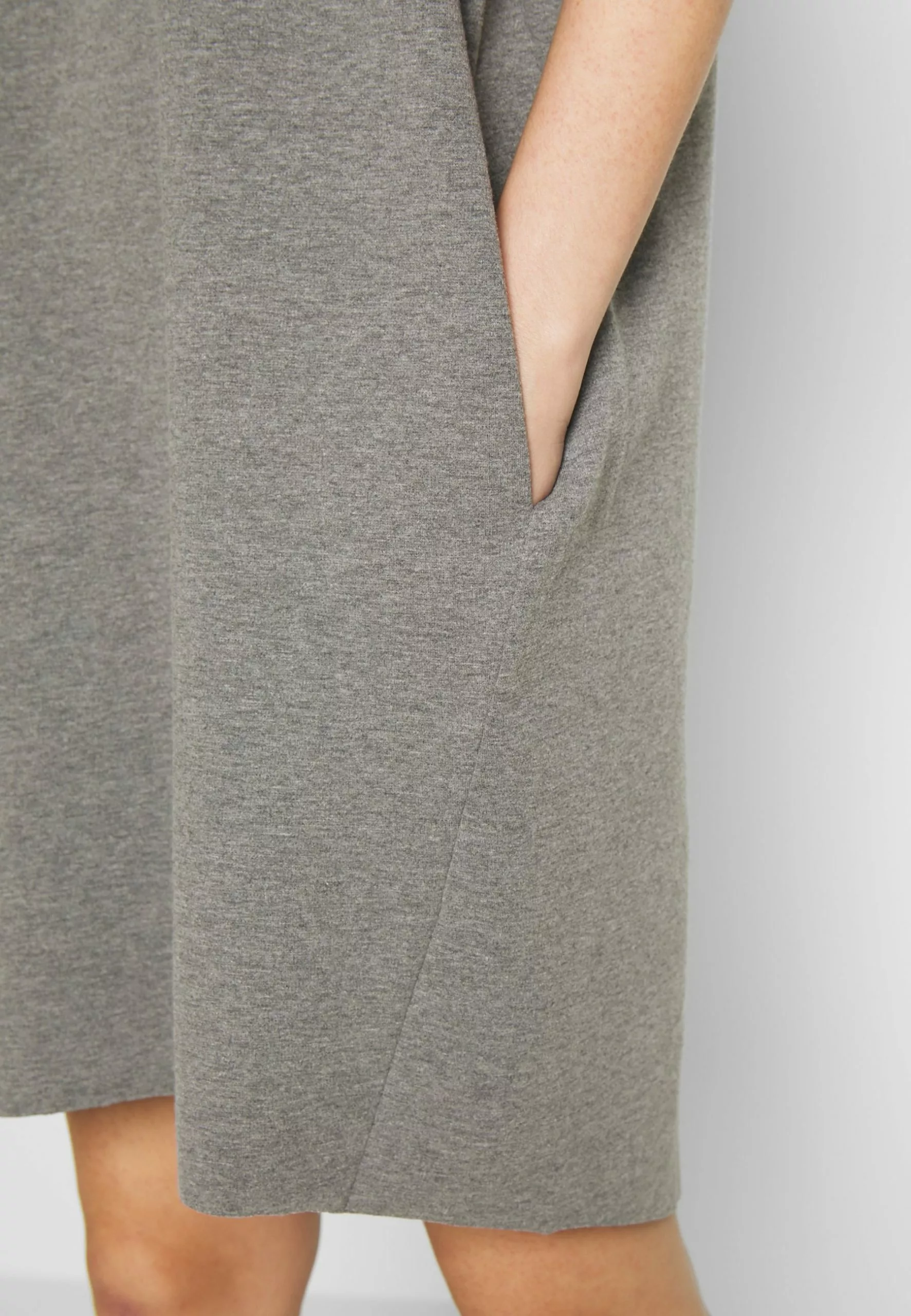 Regitza Dress - Jerseyjurk - Dark Grey Mel Minimum Regitza Dress - Jerseyjurk - Dark Grey Mel -Minimum Winkel 06be15622d394576bacfd63be9c2d455 scaled