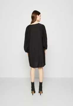 Minimum Structuria - Cocktailjurk - Black 4 Minimum Structuria - Cocktailjurk - Black -Minimum Winkel 1142cf913f4341e9baab23414d060cb6