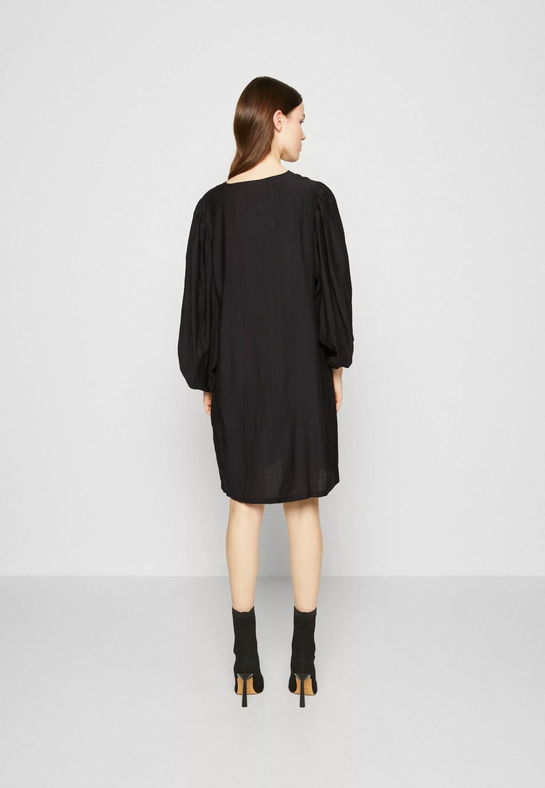 Structuria - Cocktailjurk - Black Minimum Structuria - Cocktailjurk - Black -Minimum Winkel 1142cf913f4341e9baab23414d060cb6 scaled