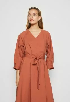 Minimum Majas- Jurk - Copper Brown -Minimum Winkel 1932cac882b54e37ac7e9fc0ad9daa00