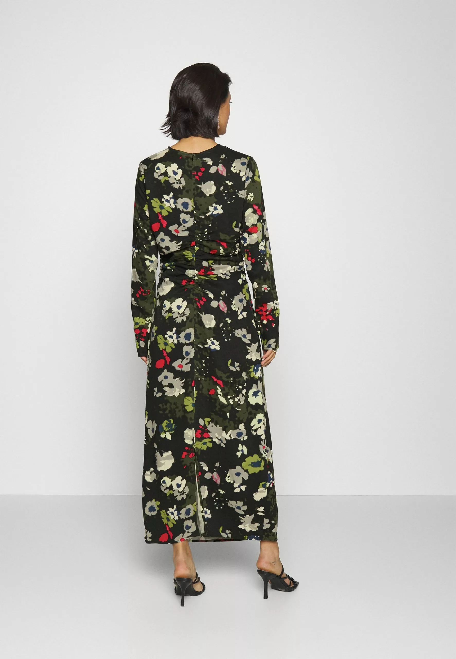 Jenia- Jurk - Black Minimum Jenia- Jurk - Black -Minimum Winkel 212dd284c78c46e3aa4dab8de5356480 scaled