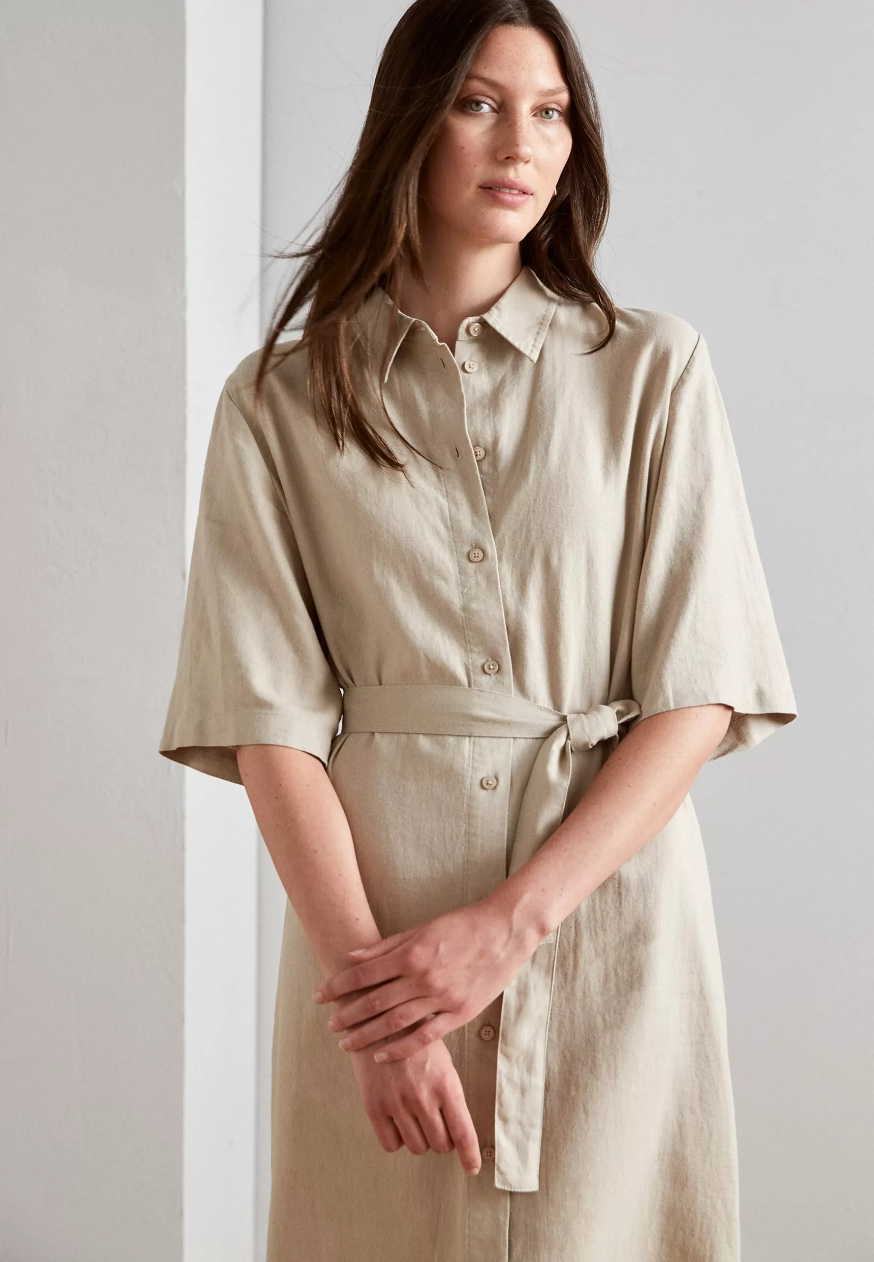 Linaja - Jurk - Plaza Taupe Minimum Linaja - Jurk - Plaza Taupe -Minimum Winkel 260e610a4e9b4122a950a0857bc1cf71 scaled