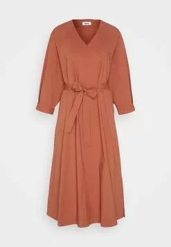 Minimum Majas- Jurk - Copper Brown -Minimum Winkel 67a71549d0744219ad9648fea265075a