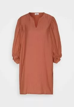 Minimum Structuria- Jurk - Copper Brown 6 Minimum Structuria- Jurk - Copper Brown -Minimum Winkel 6bad6484401a4e519f44e850c7772b2b