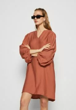 Minimum Structuria- Jurk - Copper Brown 5 Minimum Structuria- Jurk - Copper Brown -Minimum Winkel 6dd03bf33be8407e86bf0bcd1878ef31