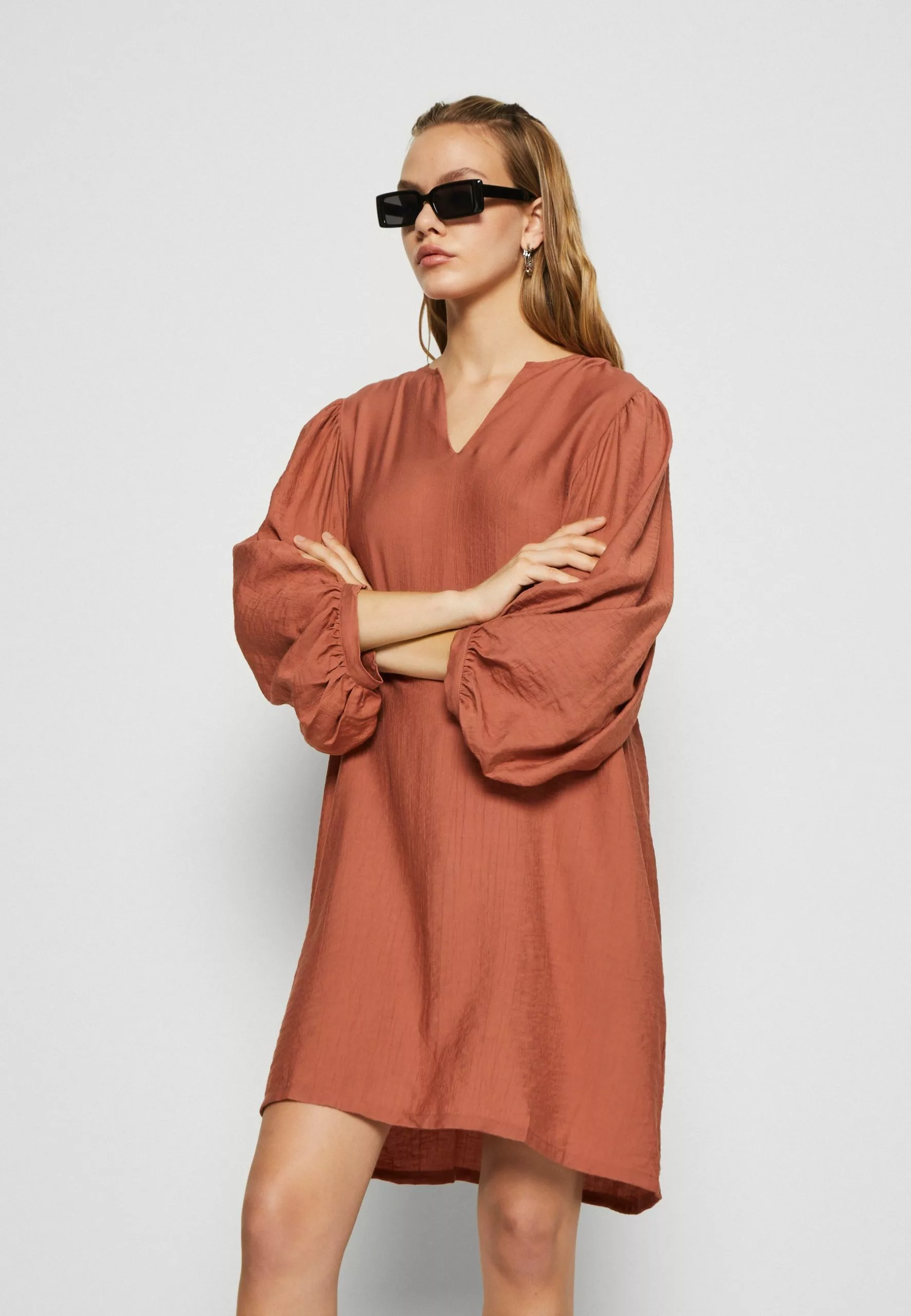 Structuria- Jurk - Copper Brown Minimum Structuria- Jurk - Copper Brown -Minimum Winkel 6dd03bf33be8407e86bf0bcd1878ef31 scaled