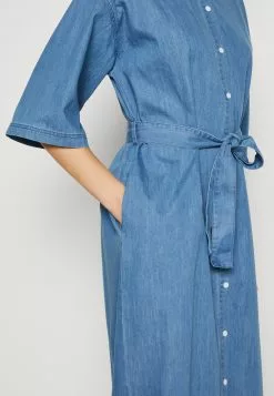 Minimum Kristinas - Spijkerjurk - Light Blue -Minimum Winkel 76fd9e0d33da4d85a52c9aa61ff86a97