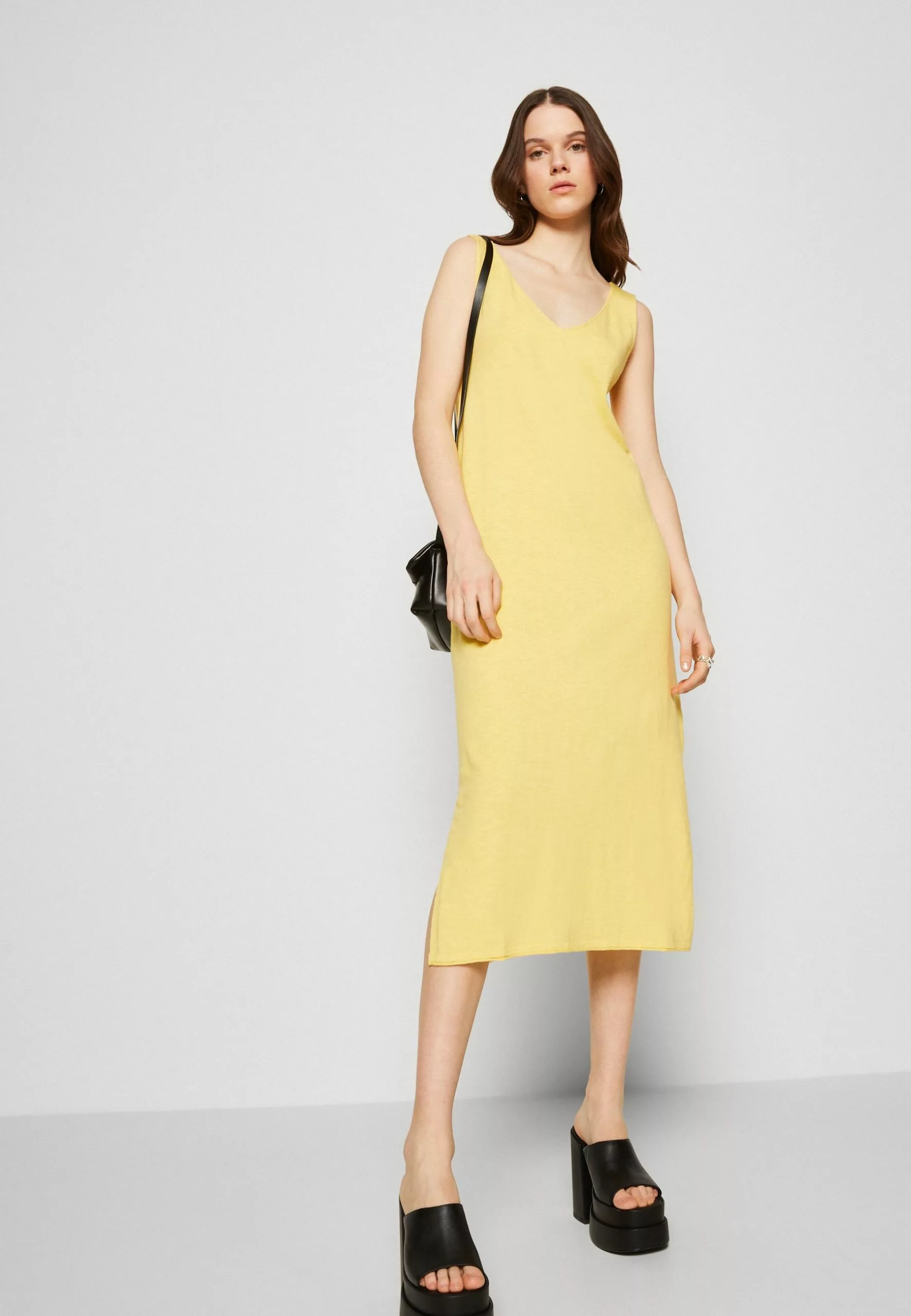 Briona - Gebreide Jurk - Sundress Minimum Briona - Gebreide Jurk - Sundress -Minimum Winkel 7df699ffa8fb4de88deb7d56bec75eeb scaled