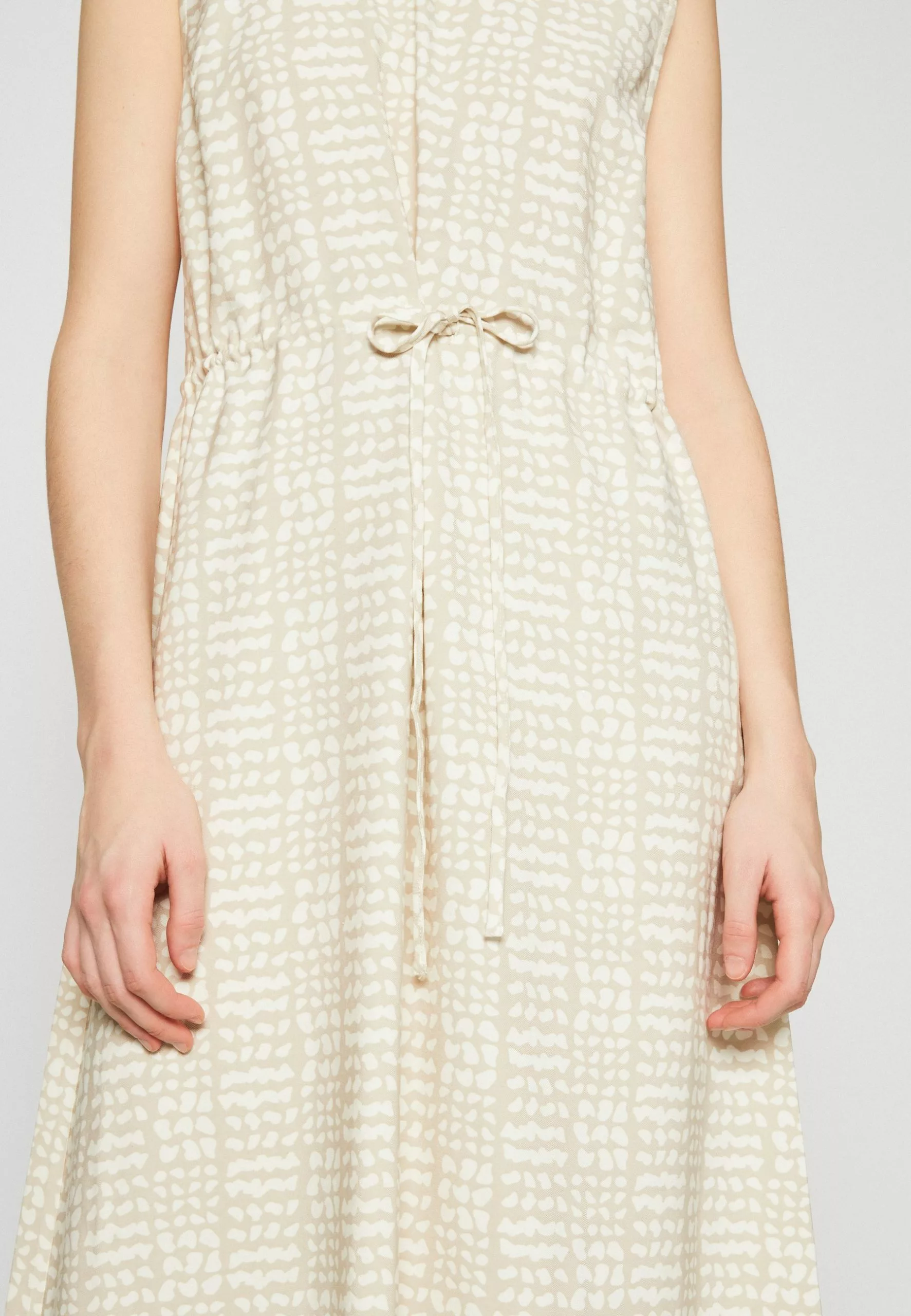 Cina - Jurk - Safari Minimum Cina - Jurk - Safari -Minimum Winkel 96f1e4a69a6c4fd7a2406588417c27c3 scaled