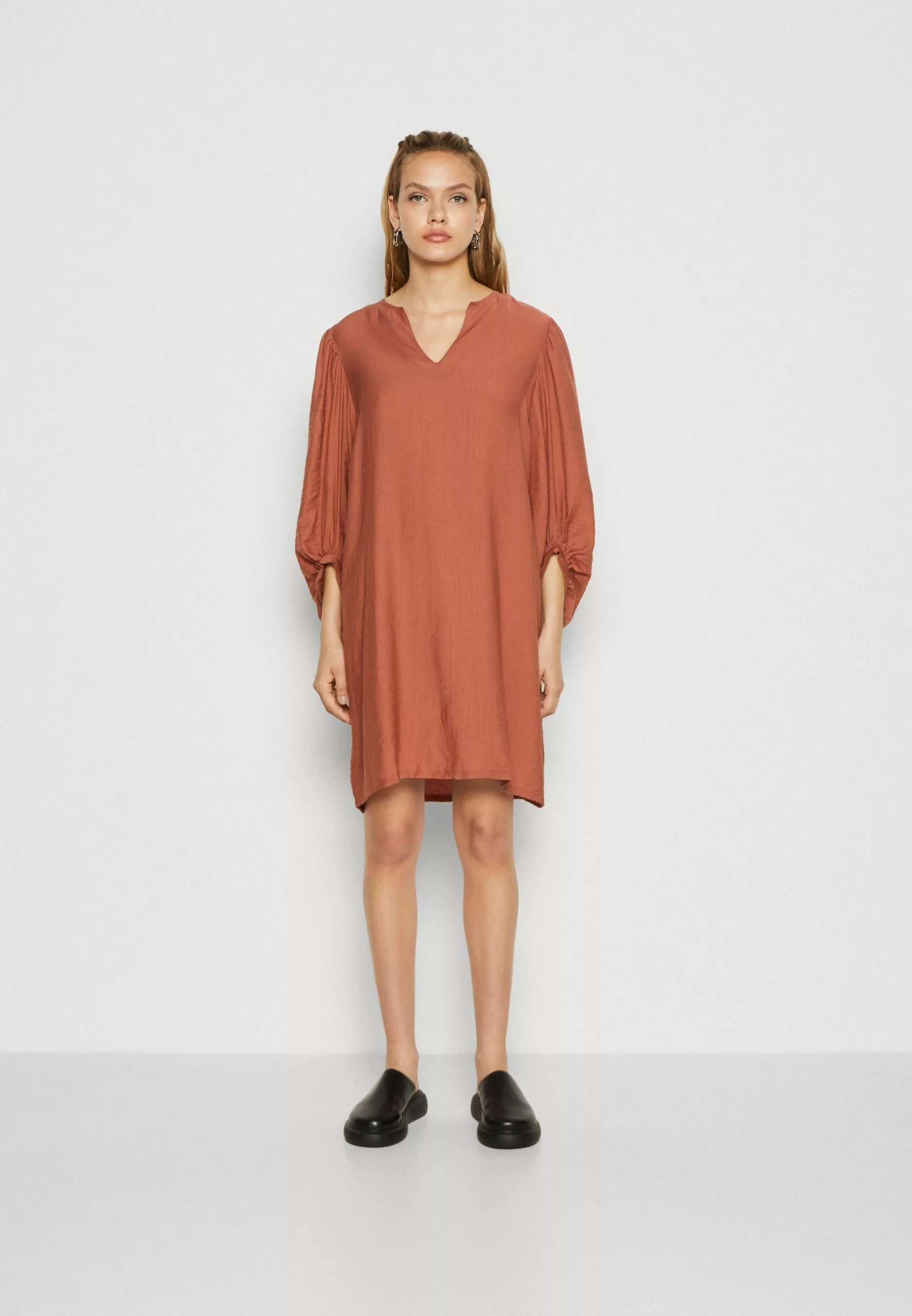 Structuria- Jurk - Copper Brown Minimum Structuria- Jurk - Copper Brown -Minimum Winkel 9ce687bddb184811b5d117b7f69e09db scaled