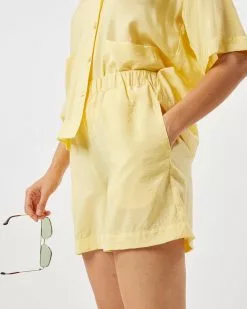 Minimum Shorts Loosefit Broek Acazia Dames Geel -Minimum Winkel bfc46197c489d001e85f378632648e56