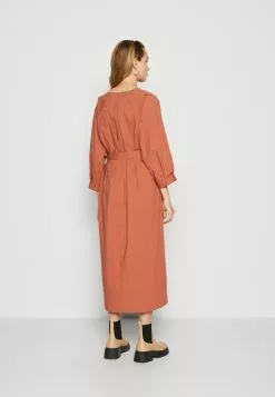 Minimum Majas- Jurk - Copper Brown -Minimum Winkel c52df933dd524896bea5da8096eb4883
