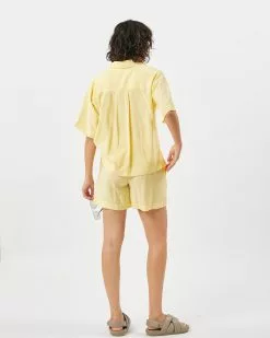 Minimum Shorts Loosefit Broek Acazia Dames Geel -Minimum Winkel ce68463ee67993f684630bc186773ead