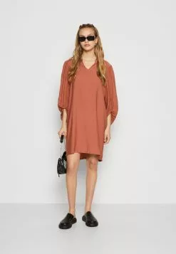 Minimum Structuria- Jurk - Copper Brown 3 Minimum Structuria- Jurk - Copper Brown -Minimum Winkel ce91557cb2a24277b8df048a89f686f5