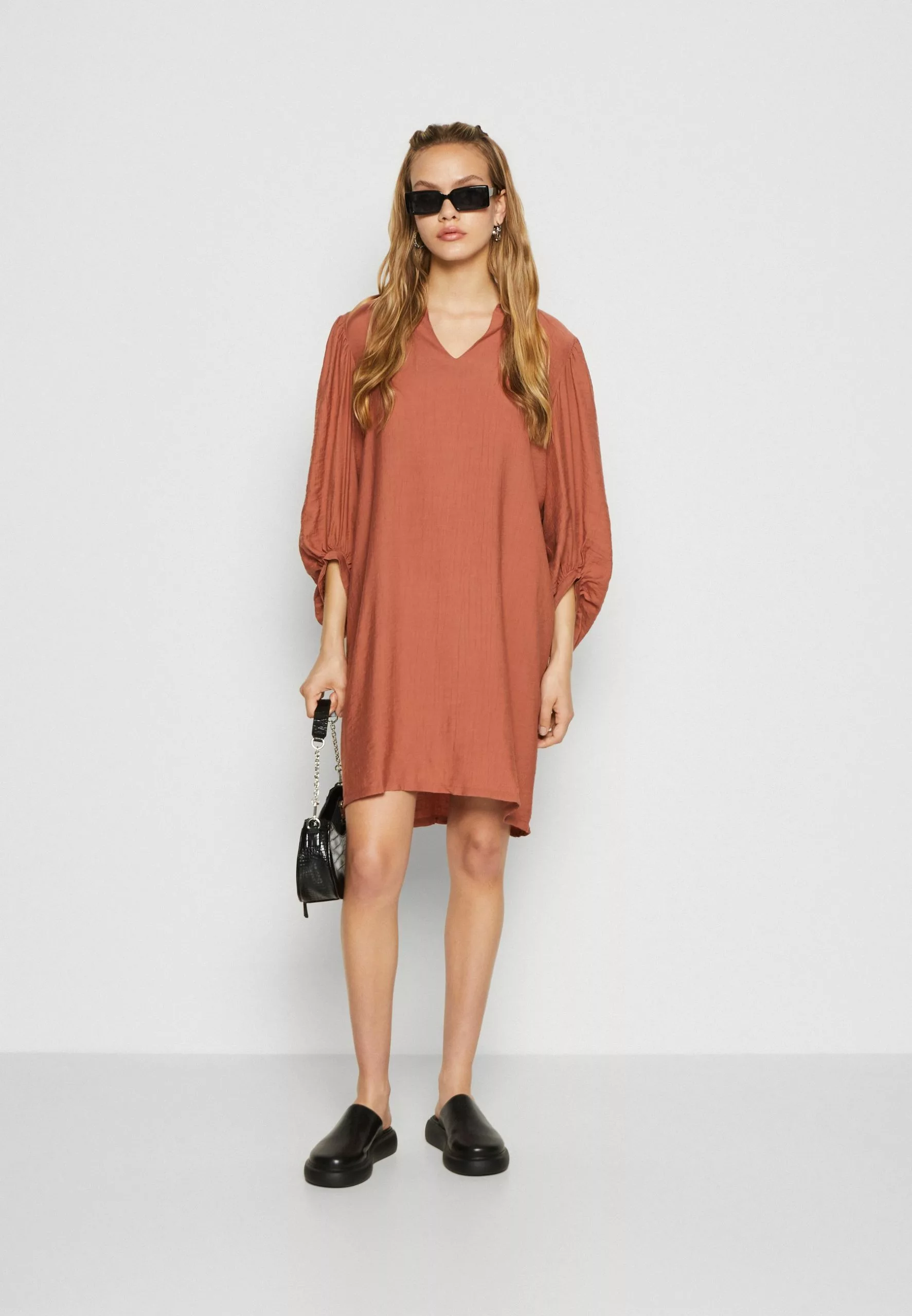 Structuria- Jurk - Copper Brown Minimum Structuria- Jurk - Copper Brown -Minimum Winkel ce91557cb2a24277b8df048a89f686f5 scaled