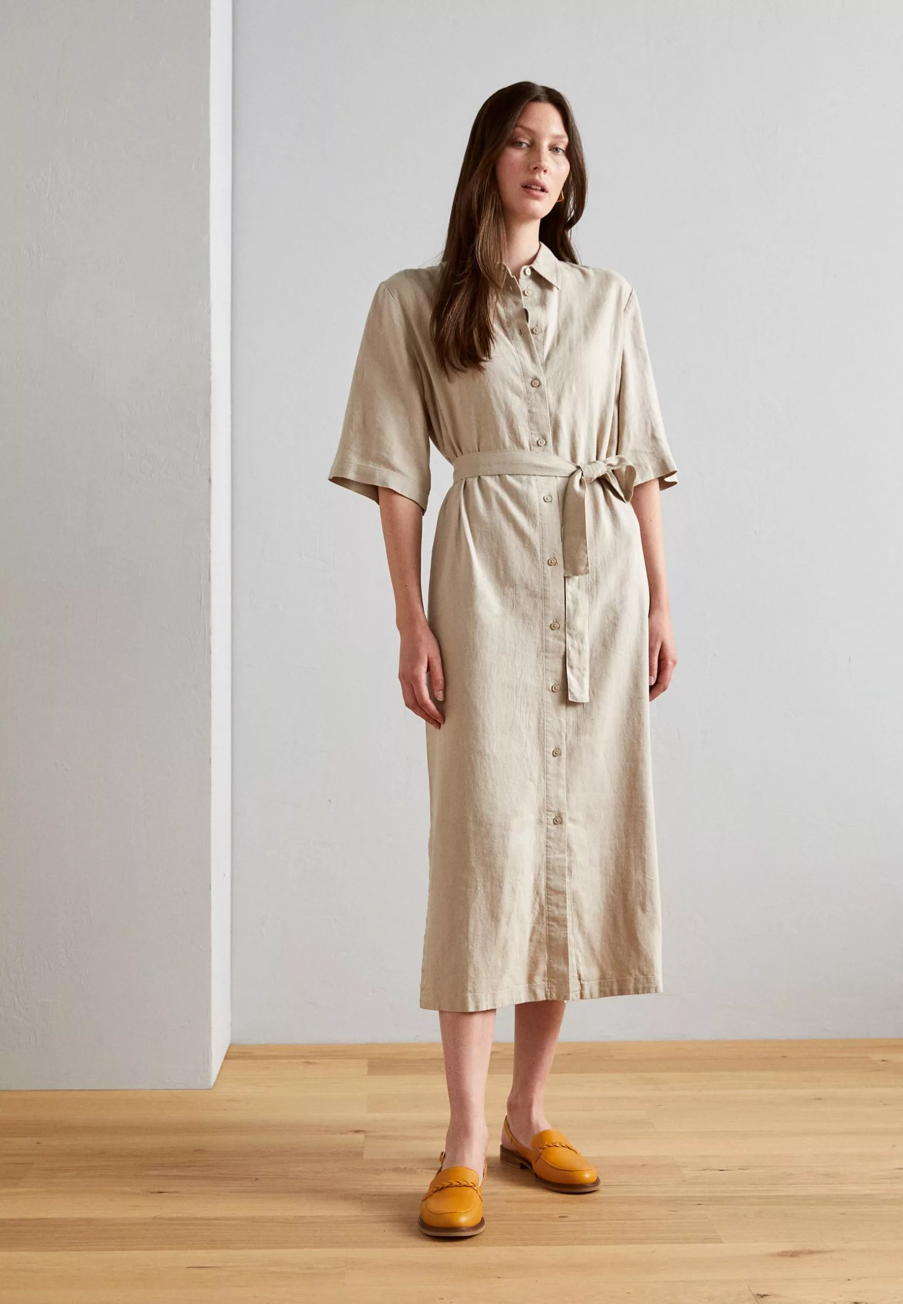 Linaja - Jurk - Plaza Taupe Minimum Linaja - Jurk - Plaza Taupe -Minimum Winkel cfb77a35f49b499797165190eab8956d scaled