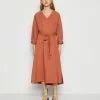 Minimum Majas- Jurk - Copper Brown -Minimum Winkel d174509e677b4b109d3eb4fcee726f30