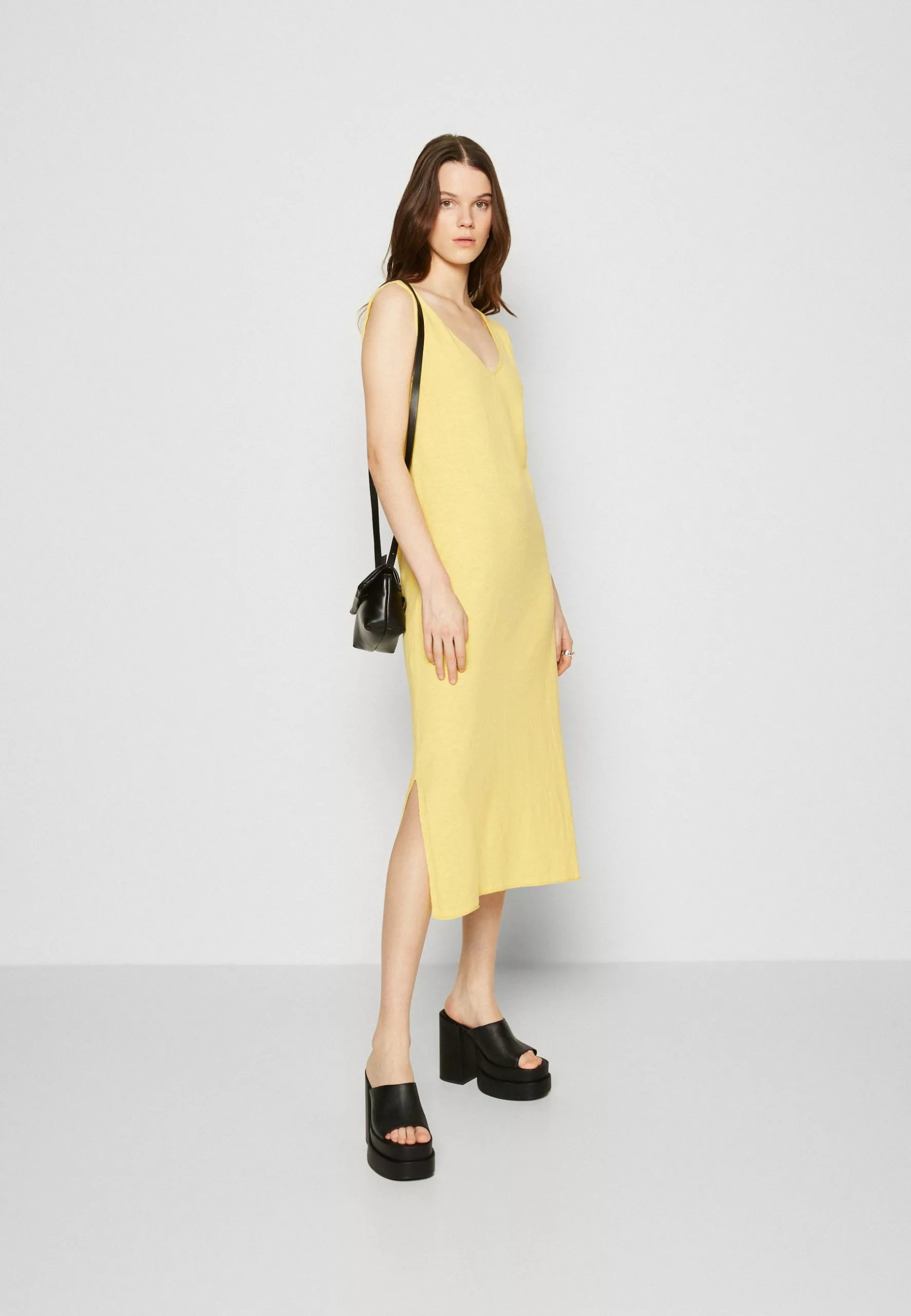 Briona - Gebreide Jurk - Sundress Minimum Briona - Gebreide Jurk - Sundress -Minimum Winkel e80fd20296434ccab1049668071d5adb scaled