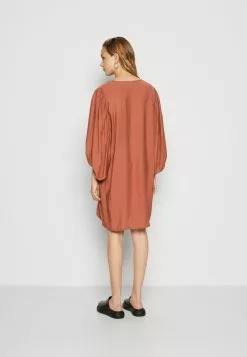 Minimum Structuria- Jurk - Copper Brown 4 Minimum Structuria- Jurk - Copper Brown -Minimum Winkel ef4bfddcbd994280b6a162157fbcb157