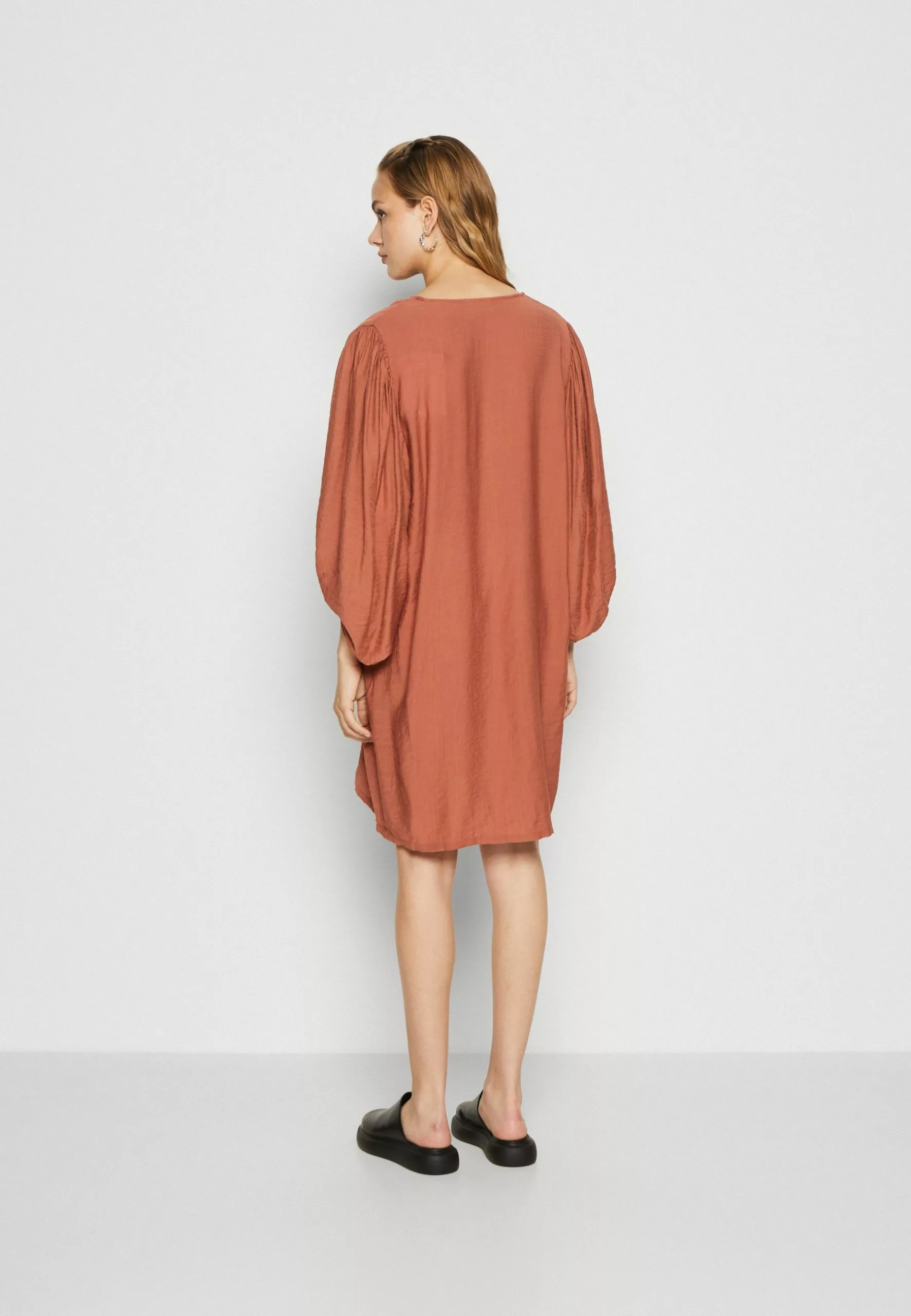 Structuria- Jurk - Copper Brown Minimum Structuria- Jurk - Copper Brown -Minimum Winkel ef4bfddcbd994280b6a162157fbcb157 scaled