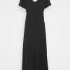 Minimum Siah - Maxi-Jurk - Black -Minimum Winkel f10d3e2531a64c898e840451d81727ed