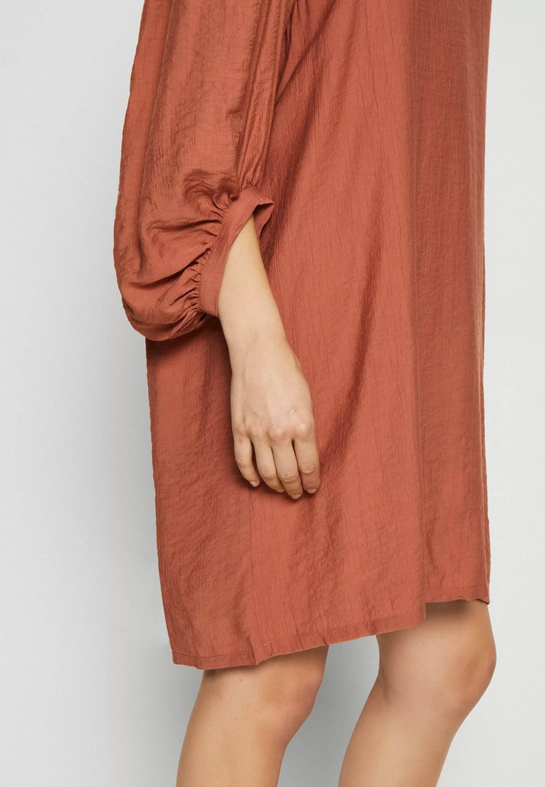 Structuria- Jurk - Copper Brown Minimum Structuria- Jurk - Copper Brown -Minimum Winkel fd2cc76c8dfb447399fe48ec9874177b scaled