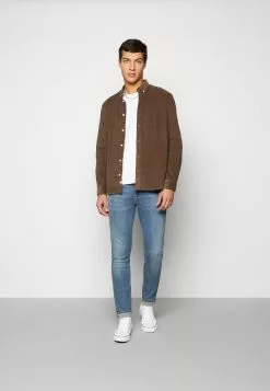 Voorkant -Minimum Winkel fd9939577cb6437cae63e9cc147e196c